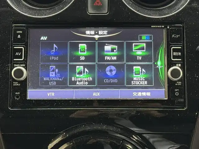 日産 ノート e－パワー メダリスト 三重県 2016(平28)年 4.7万km ダークメタルグレー e-POWER/FF/フロアCVT/純正 7インチナビ MM316D-W/（FM/AM/CD/DVD/MUSIC STOCKER/フルセグTV/SD/USB/iPod/Bluetooth/VTR/AUX）/【OP】アラウンドビューモニター（移動物検知機能付）*/【OP】ドライブレコーダー 前方/ETC/安全/・エマージェンシーブレーキ/・LDW：車線逸脱警報/・【OP】フロント・バックソナー/・【OP】踏み間違い衝突防止アシスト/・VDC（ビークルダイナミクスコントロール）/・運転席・助手席エアバッグ/など/装備/・【OP】スマートルームミラー（デジタルインナーミラー）/・ハーフレザーシート/・オートエアコン/・プッシュスタート/・オートライト/・LEDヘッドライト/・フロントフォグライト/・【OP】ナビ取付パッケージ（ステアリングスイッチ）/・【OP】ヒーター付ドアミラー/・【OP】純正15inAW/・車両接近通報装置/・電制シフト/・電動パワーステアリング/・全ドアパワーウインドウ/・インテリジェントキーx2/・保/取/など