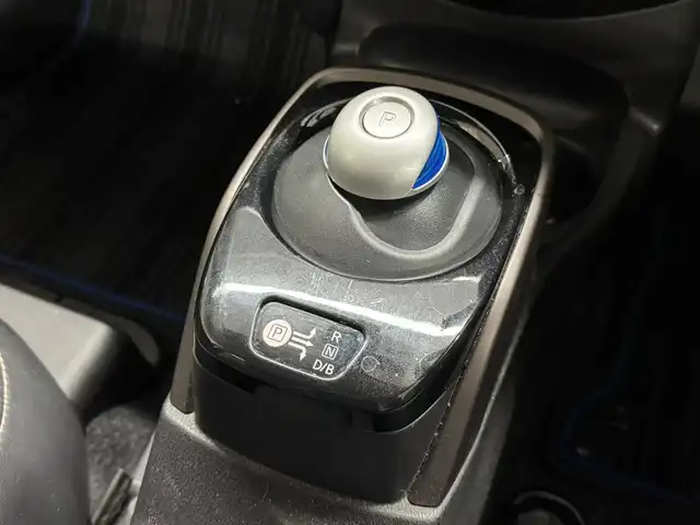 日産 ノート e－パワー メダリスト 三重県 2016(平28)年 4.7万km ダークメタルグレー e-POWER/FF/フロアCVT/純正 7インチナビ MM316D-W/（FM/AM/CD/DVD/MUSIC STOCKER/フルセグTV/SD/USB/iPod/Bluetooth/VTR/AUX）/【OP】アラウンドビューモニター（移動物検知機能付）*/【OP】ドライブレコーダー 前方/ETC/安全/・エマージェンシーブレーキ/・LDW：車線逸脱警報/・【OP】フロント・バックソナー/・【OP】踏み間違い衝突防止アシスト/・VDC（ビークルダイナミクスコントロール）/・運転席・助手席エアバッグ/など/装備/・【OP】スマートルームミラー（デジタルインナーミラー）/・ハーフレザーシート/・オートエアコン/・プッシュスタート/・オートライト/・LEDヘッドライト/・フロントフォグライト/・【OP】ナビ取付パッケージ（ステアリングスイッチ）/・【OP】ヒーター付ドアミラー/・【OP】純正15inAW/・車両接近通報装置/・電制シフト/・電動パワーステアリング/・全ドアパワーウインドウ/・インテリジェントキーx2/・保/取/など