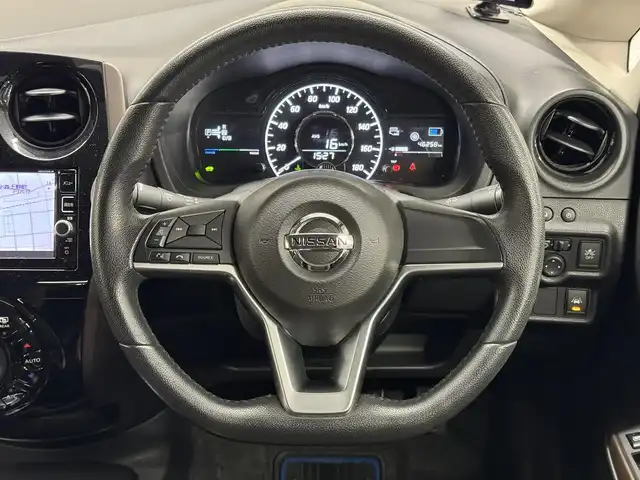 日産 ノート e－パワー メダリスト 三重県 2016(平28)年 4.7万km ダークメタルグレー e-POWER/FF/フロアCVT/純正 7インチナビ MM316D-W/（FM/AM/CD/DVD/MUSIC STOCKER/フルセグTV/SD/USB/iPod/Bluetooth/VTR/AUX）/【OP】アラウンドビューモニター（移動物検知機能付）*/【OP】ドライブレコーダー 前方/ETC/安全/・エマージェンシーブレーキ/・LDW：車線逸脱警報/・【OP】フロント・バックソナー/・【OP】踏み間違い衝突防止アシスト/・VDC（ビークルダイナミクスコントロール）/・運転席・助手席エアバッグ/など/装備/・【OP】スマートルームミラー（デジタルインナーミラー）/・ハーフレザーシート/・オートエアコン/・プッシュスタート/・オートライト/・LEDヘッドライト/・フロントフォグライト/・【OP】ナビ取付パッケージ（ステアリングスイッチ）/・【OP】ヒーター付ドアミラー/・【OP】純正15inAW/・車両接近通報装置/・電制シフト/・電動パワーステアリング/・全ドアパワーウインドウ/・インテリジェントキーx2/・保/取/など