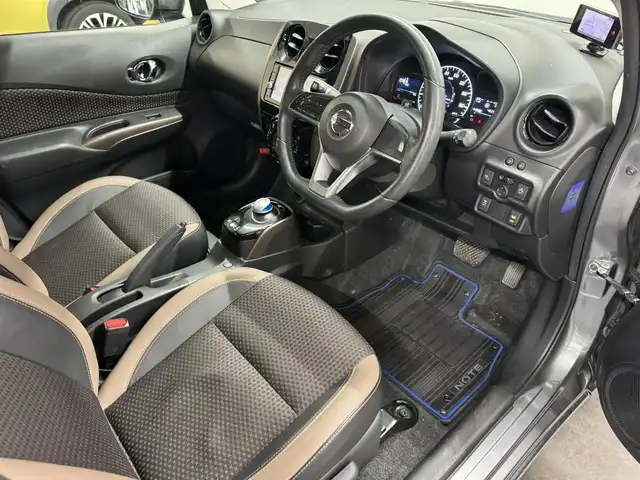 日産 ノート e－パワー メダリスト 三重県 2016(平28)年 4.7万km ダークメタルグレー e-POWER/FF/フロアCVT/純正 7インチナビ MM316D-W/（FM/AM/CD/DVD/MUSIC STOCKER/フルセグTV/SD/USB/iPod/Bluetooth/VTR/AUX）/【OP】アラウンドビューモニター（移動物検知機能付）*/【OP】ドライブレコーダー 前方/ETC/安全/・エマージェンシーブレーキ/・LDW：車線逸脱警報/・【OP】フロント・バックソナー/・【OP】踏み間違い衝突防止アシスト/・VDC（ビークルダイナミクスコントロール）/・運転席・助手席エアバッグ/など/装備/・【OP】スマートルームミラー（デジタルインナーミラー）/・ハーフレザーシート/・オートエアコン/・プッシュスタート/・オートライト/・LEDヘッドライト/・フロントフォグライト/・【OP】ナビ取付パッケージ（ステアリングスイッチ）/・【OP】ヒーター付ドアミラー/・【OP】純正15inAW/・車両接近通報装置/・電制シフト/・電動パワーステアリング/・全ドアパワーウインドウ/・インテリジェントキーx2/・保/取/など