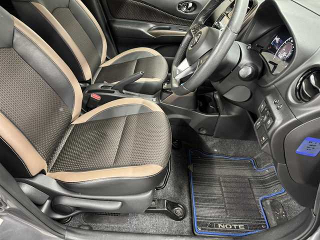 日産 ノート e－パワー メダリスト 三重県 2016(平28)年 4.7万km ダークメタルグレー e-POWER/FF/フロアCVT/純正 7インチナビ MM316D-W/（FM/AM/CD/DVD/MUSIC STOCKER/フルセグTV/SD/USB/iPod/Bluetooth/VTR/AUX）/【OP】アラウンドビューモニター（移動物検知機能付）*/【OP】ドライブレコーダー 前方/ETC/安全/・エマージェンシーブレーキ/・LDW：車線逸脱警報/・【OP】フロント・バックソナー/・【OP】踏み間違い衝突防止アシスト/・VDC（ビークルダイナミクスコントロール）/・運転席・助手席エアバッグ/など/装備/・【OP】スマートルームミラー（デジタルインナーミラー）/・ハーフレザーシート/・オートエアコン/・プッシュスタート/・オートライト/・LEDヘッドライト/・フロントフォグライト/・【OP】ナビ取付パッケージ（ステアリングスイッチ）/・【OP】ヒーター付ドアミラー/・【OP】純正15inAW/・車両接近通報装置/・電制シフト/・電動パワーステアリング/・全ドアパワーウインドウ/・インテリジェントキーx2/・保/取/など
