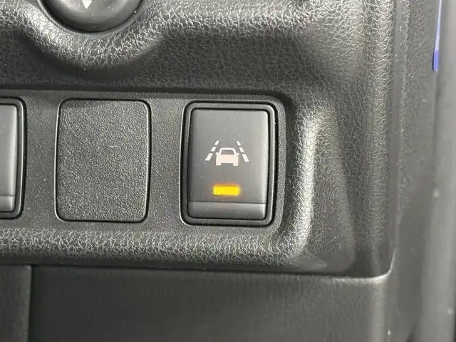 日産 ノート e－パワー メダリスト 三重県 2016(平28)年 4.7万km ダークメタルグレー e-POWER/FF/フロアCVT/純正 7インチナビ MM316D-W/（FM/AM/CD/DVD/MUSIC STOCKER/フルセグTV/SD/USB/iPod/Bluetooth/VTR/AUX）/【OP】アラウンドビューモニター（移動物検知機能付）*/【OP】ドライブレコーダー 前方/ETC/安全/・エマージェンシーブレーキ/・LDW：車線逸脱警報/・【OP】フロント・バックソナー/・【OP】踏み間違い衝突防止アシスト/・VDC（ビークルダイナミクスコントロール）/・運転席・助手席エアバッグ/など/装備/・【OP】スマートルームミラー（デジタルインナーミラー）/・ハーフレザーシート/・オートエアコン/・プッシュスタート/・オートライト/・LEDヘッドライト/・フロントフォグライト/・【OP】ナビ取付パッケージ（ステアリングスイッチ）/・【OP】ヒーター付ドアミラー/・【OP】純正15inAW/・車両接近通報装置/・電制シフト/・電動パワーステアリング/・全ドアパワーウインドウ/・インテリジェントキーx2/・保/取/など