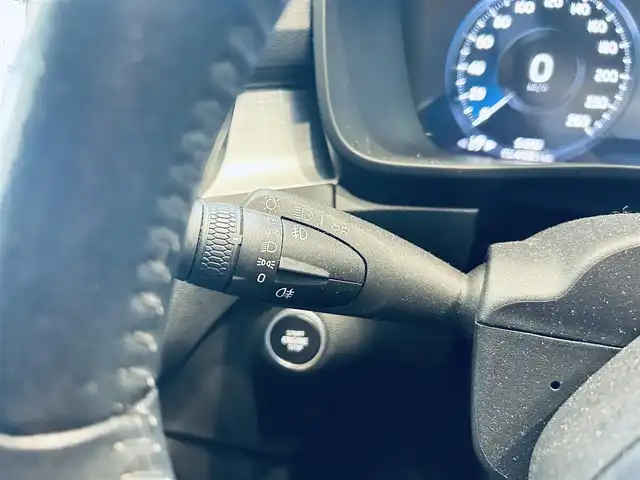 ボルボ ＸＣ４０ B4 モメンタム 大阪府 2021(令3)年 5.5万km アイスホワイト クライメートパッケージ/純正ナビ/TV/360度カメラ/applecarplay/ACC/BLIS/純正18インチAW/LEDヘッドライト/電動リアゲート/Dメモリ付きパワーシート/シートヒーター/ステアリングヒーター