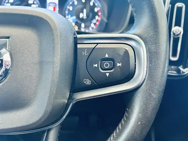 ボルボ ＸＣ４０ B4 モメンタム 大阪府 2021(令3)年 5.5万km アイスホワイト クライメートパッケージ/純正ナビ/TV/360度カメラ/applecarplay/ACC/BLIS/純正18インチAW/LEDヘッドライト/電動リアゲート/Dメモリ付きパワーシート/シートヒーター/ステアリングヒーター