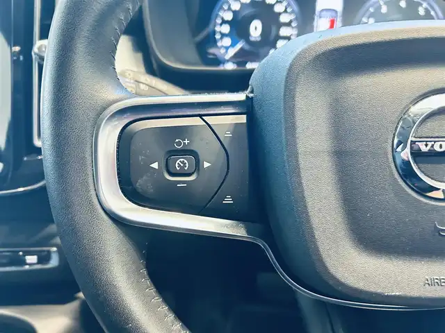 ボルボ ＸＣ４０ B4 モメンタム 大阪府 2021(令3)年 5.5万km アイスホワイト クライメートパッケージ/純正ナビ/TV/360度カメラ/applecarplay/ACC/BLIS/純正18インチAW/LEDヘッドライト/電動リアゲート/Dメモリ付きパワーシート/シートヒーター/ステアリングヒーター