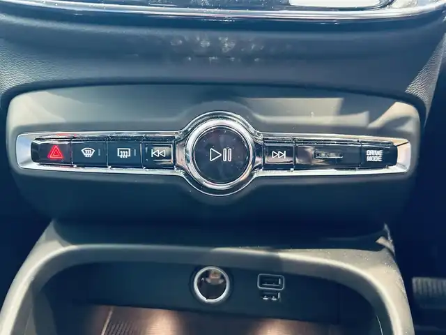 ボルボ ＸＣ４０ B4 モメンタム 大阪府 2021(令3)年 5.5万km アイスホワイト クライメートパッケージ/純正ナビ/TV/360度カメラ/applecarplay/ACC/BLIS/純正18インチAW/LEDヘッドライト/電動リアゲート/Dメモリ付きパワーシート/シートヒーター/ステアリングヒーター