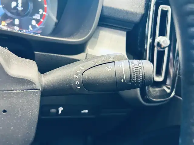 ボルボ ＸＣ４０ B4 モメンタム 大阪府 2021(令3)年 5.5万km アイスホワイト クライメートパッケージ/純正ナビ/TV/360度カメラ/applecarplay/ACC/BLIS/純正18インチAW/LEDヘッドライト/電動リアゲート/Dメモリ付きパワーシート/シートヒーター/ステアリングヒーター