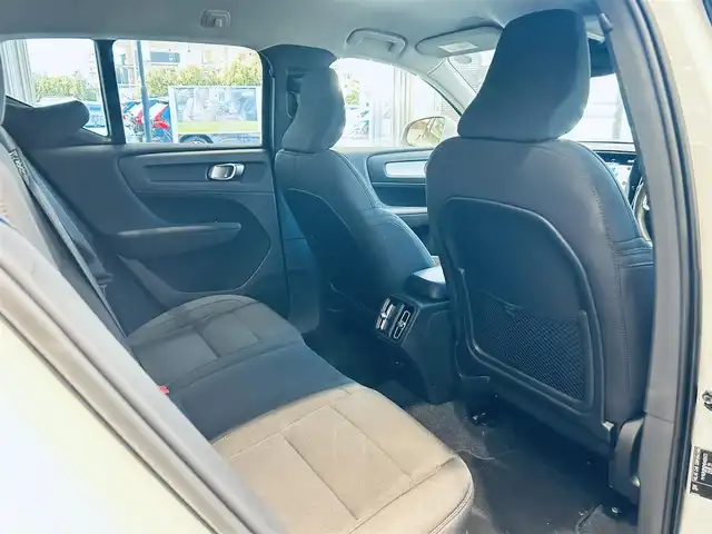 ボルボ ＸＣ４０ B4 モメンタム 大阪府 2021(令3)年 5.5万km アイスホワイト クライメートパッケージ/純正ナビ/TV/360度カメラ/applecarplay/ACC/BLIS/純正18インチAW/LEDヘッドライト/電動リアゲート/Dメモリ付きパワーシート/シートヒーター/ステアリングヒーター