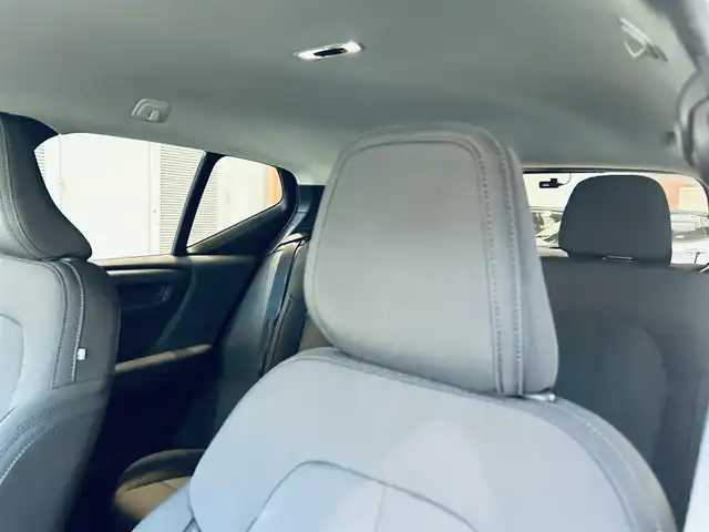 ボルボ ＸＣ４０ B4 モメンタム 大阪府 2021(令3)年 5.5万km アイスホワイト クライメートパッケージ/純正ナビ/TV/360度カメラ/applecarplay/ACC/BLIS/純正18インチAW/LEDヘッドライト/電動リアゲート/Dメモリ付きパワーシート/シートヒーター/ステアリングヒーター