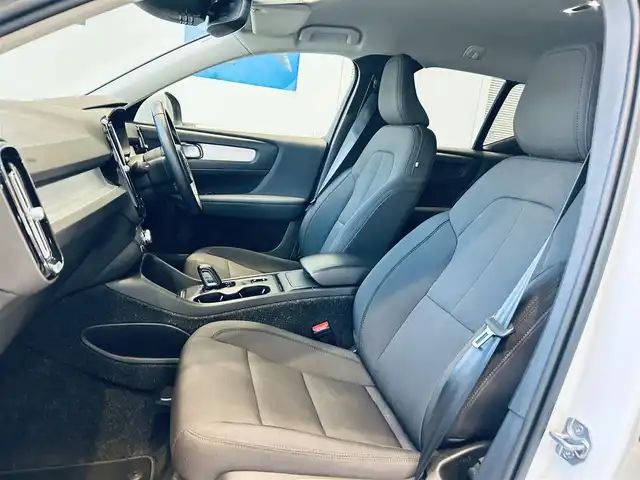 ボルボ ＸＣ４０ B4 モメンタム 大阪府 2021(令3)年 5.5万km アイスホワイト クライメートパッケージ/純正ナビ/TV/360度カメラ/applecarplay/ACC/BLIS/純正18インチAW/LEDヘッドライト/電動リアゲート/Dメモリ付きパワーシート/シートヒーター/ステアリングヒーター