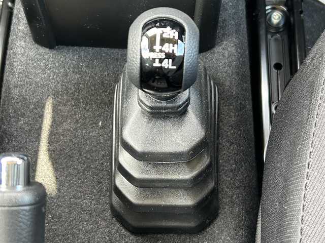 スズキ ジムニー XC 岡山県 2024(令6)年 0.1万km ジャングルグリーン クルーズコントロール/衝突被害軽減システム/クリアランスソナー/車線逸脱警報システム/シートヒーター/サイドミラーヒーター/ヘッドライトウォッシャー/４WD/ヒルディセントコントロール/純正アルミホイール/LEDヘッドライト/スマートキー