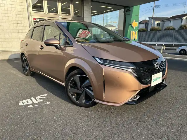 日産 オーラ G 埼玉県 2024(令6)年 1.1万km ゴールド 純正ナビ/（フルセグ/BT/AM/APPLECARPLAY//HDMI/Bカメラ（全方位））/ステアリングリモコン/クルーズコントロール（追従あり）/パワーウィンドウ/パワーステアリング/オートライト/ドライブモードセレクト/AUTOHOLD/AAC/純正ドアバイザー/ドアミラーウィンカー/電動格納ミラー/ミラー型ドラレコ/ワイヤレス充電/USB入力端子/シートヒーター/ステアリングヒーター/車両/ナビ/ドラレコ取り扱い説明書/保証書