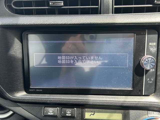 トヨタ アクア G ブラックソフトレザーセレ 神奈川県 2014(平26)年 4.5万km ライムホワイトパールクリスタルシャイン (株)IDOMが運営する【じしゃロン秦野店】の自社ローン専用車両になります。こちらは現金またはオートローンご利用時の価格です。自社ローンご希望の方は別途その旨お申付け下さい/純正メモリナビ/バックカメラ/ブラックレザーシート/ETC/ヘッドライトウォッシャー/スマートキー×2/プッシュスタート/純正アルミホイール