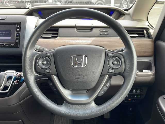 ホンダ フリード ハイブリット 鹿児島県 2020(令2)年 8.2万km プラチナホワイトパール 社外ナビ/Bluetooth/SD/CD/DVD/パワーウィンドウ/両側パワースライドドア/プッシュスタートボタン/シートヒーター/クルーズコントロール/フルセグ/レーンアシスト/オートライト/三列シート/電動格納ミラー/ETC