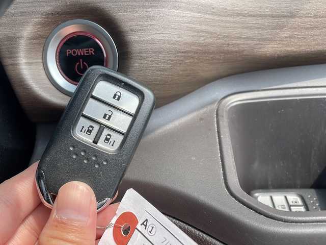 ホンダ フリード ハイブリット 鹿児島県 2020(令2)年 8.2万km プラチナホワイトパール 社外ナビ/Bluetooth/SD/CD/DVD/パワーウィンドウ/両側パワースライドドア/プッシュスタートボタン/シートヒーター/クルーズコントロール/フルセグ/レーンアシスト/オートライト/三列シート/電動格納ミラー/ETC