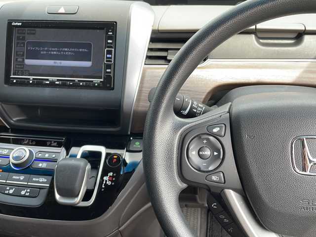 ホンダ フリード ハイブリット 鹿児島県 2020(令2)年 8.2万km プラチナホワイトパール 社外ナビ/Bluetooth/SD/CD/DVD/パワーウィンドウ/両側パワースライドドア/プッシュスタートボタン/シートヒーター/クルーズコントロール/フルセグ/レーンアシスト/オートライト/三列シート/電動格納ミラー/ETC