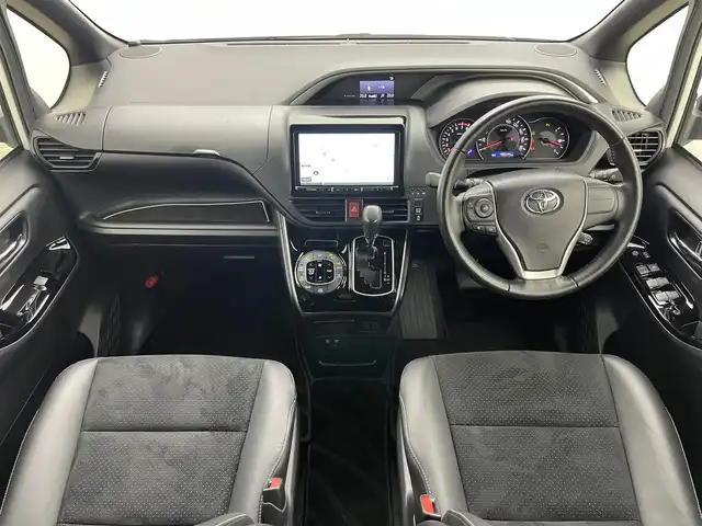 トヨタ ヴォクシー ZS 煌Ⅲ 愛知県 2020(令2)年 5万km ホワイトパールクリスタルシャイン ９インチメモリーナビ/・型番:AVIC-RQ911/(Bluetooth/フルセグTV/CD/DVD)/１0.2インチ後席モニター　/ビルトインＥＴＣ　/ＬＥＤ　/バックカメラ　/クルーズコントロール　/コーナーセンサー（前後）/オートハイビーム/ハーフレザー/踏み間違い防止/両側パワースライドドア/ISOFIX/リアサーキュレーター/後席サンシェード/ステアリングスイッチ/チルトステアリング/シートリフター/シートバックテーブル/ウィンカーミラー/新車保証書/取扱説明書/スペアキー×1