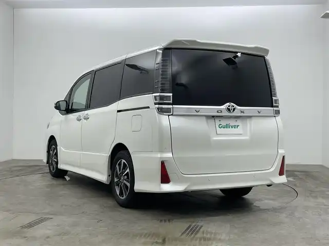 トヨタ ヴォクシー ZS 煌Ⅲ 愛知県 2020(令2)年 5万km ホワイトパールクリスタルシャイン ９インチメモリーナビ/・型番:AVIC-RQ911/(Bluetooth/フルセグTV/CD/DVD)/１0.2インチ後席モニター　/ビルトインＥＴＣ　/ＬＥＤ　/バックカメラ　/クルーズコントロール　/コーナーセンサー（前後）/オートハイビーム/ハーフレザー/踏み間違い防止/両側パワースライドドア/ISOFIX/リアサーキュレーター/後席サンシェード/ステアリングスイッチ/チルトステアリング/シートリフター/シートバックテーブル/ウィンカーミラー/新車保証書/取扱説明書/スペアキー×1