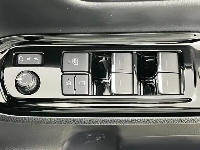 トヨタ ヴォクシー ZS 煌Ⅲ 愛知県 2020(令2)年 5万km ホワイトパールクリスタルシャイン ９インチメモリーナビ/・型番:AVIC-RQ911/(Bluetooth/フルセグTV/CD/DVD)/１0.2インチ後席モニター　/ビルトインＥＴＣ　/ＬＥＤ　/バックカメラ　/クルーズコントロール　/コーナーセンサー（前後）/オートハイビーム/ハーフレザー/踏み間違い防止/両側パワースライドドア/ISOFIX/リアサーキュレーター/後席サンシェード/ステアリングスイッチ/チルトステアリング/シートリフター/シートバックテーブル/ウィンカーミラー/新車保証書/取扱説明書/スペアキー×1