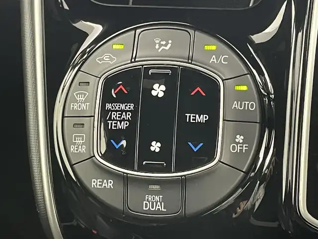 トヨタ ヴォクシー ZS 煌Ⅲ 愛知県 2020(令2)年 5万km ホワイトパールクリスタルシャイン ９インチメモリーナビ/・型番:AVIC-RQ911/(Bluetooth/フルセグTV/CD/DVD)/１0.2インチ後席モニター　/ビルトインＥＴＣ　/ＬＥＤ　/バックカメラ　/クルーズコントロール　/コーナーセンサー（前後）/オートハイビーム/ハーフレザー/踏み間違い防止/両側パワースライドドア/ISOFIX/リアサーキュレーター/後席サンシェード/ステアリングスイッチ/チルトステアリング/シートリフター/シートバックテーブル/ウィンカーミラー/新車保証書/取扱説明書/スペアキー×1