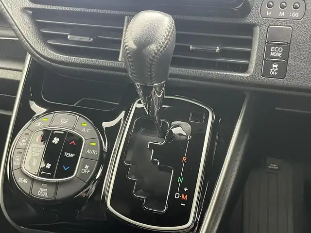 トヨタ ヴォクシー ZS 煌Ⅲ 愛知県 2020(令2)年 5万km ホワイトパールクリスタルシャイン ９インチメモリーナビ/・型番:AVIC-RQ911/(Bluetooth/フルセグTV/CD/DVD)/１0.2インチ後席モニター　/ビルトインＥＴＣ　/ＬＥＤ　/バックカメラ　/クルーズコントロール　/コーナーセンサー（前後）/オートハイビーム/ハーフレザー/踏み間違い防止/両側パワースライドドア/ISOFIX/リアサーキュレーター/後席サンシェード/ステアリングスイッチ/チルトステアリング/シートリフター/シートバックテーブル/ウィンカーミラー/新車保証書/取扱説明書/スペアキー×1