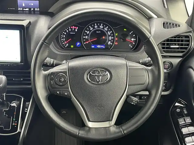 トヨタ ヴォクシー ZS 煌Ⅲ 愛知県 2020(令2)年 5万km ホワイトパールクリスタルシャイン ９インチメモリーナビ/・型番:AVIC-RQ911/(Bluetooth/フルセグTV/CD/DVD)/１0.2インチ後席モニター　/ビルトインＥＴＣ　/ＬＥＤ　/バックカメラ　/クルーズコントロール　/コーナーセンサー（前後）/オートハイビーム/ハーフレザー/踏み間違い防止/両側パワースライドドア/ISOFIX/リアサーキュレーター/後席サンシェード/ステアリングスイッチ/チルトステアリング/シートリフター/シートバックテーブル/ウィンカーミラー/新車保証書/取扱説明書/スペアキー×1