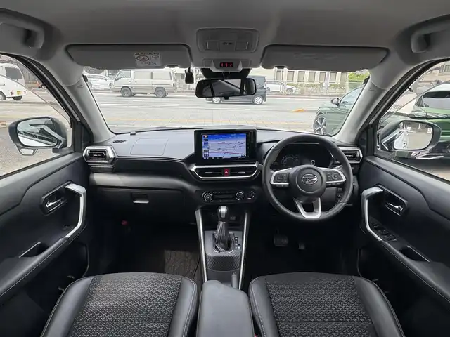ダイハツ ロッキー プレミアム 三重県 2020(令2)年 6.8万km ブラックマイカメタリック/シャイニングホワイトパール ♪ワンオーナー/♪車検 令和9年2月11日迄/♪ターボ/純正エアロ（スポーティースタイルプラン）/・フロント/サイド/リア/リアアンダー/スマートアシスト/・衝突警報機能/・衝突回避支援ブレーキ機能/・ブレーキ制御付誤発進抑制機能/・車線逸脱警報機能/・車線逸脱抑制制御機能/・先行車発進お知らせ機能/・アダプティブクルーズコントロール/・オートハイビーム/ブラインドスポットモニター/リヤクロストラフィックアラート/コーナーセンサー/スマートキー×2/プッシュスタート/ハーフレザーシート/前席シートヒーター/アイドリングストップ/ドライブレコーダー/純正9インチナビ/・CD・SD録音/・DVD再生・フルセグ/・Bluetoothオーディオ/・全方位モニター/・バックカメラ/純正17インチAW/LEDヘッドライト/LEDフォグライト/リアフォグライト/オートライト/ウィンカーミラー/オートリトラクタブルミラー/革巻ステアリング/ステアリングスイッチ/プライバシーガラス/フロアマット/ドアバイザー/ETC/サイド/カーテンエアバック