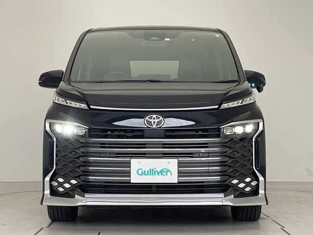 トヨタ ヴォクシー S－Z 愛知県 2023(令5)年 2.6万km アティチュードブラックマイカ 純正10.5型ディスプレイオーディオナビ/フリップダウンモニター/両側パワースライドドア/レーダークルーズコントロール/シートヒーター/バックカメラ/コーナーセンサー/純正アルミホイール/ETC2.0/LEDヘッドライト/リアオートエアコン/レーンキープアシスト/オートマチックハイビーム/衝突軽減システム/フルセグ/CD DVD/Bluetooth/ステアリングスイッチ/スマートキー/プッシュスタート