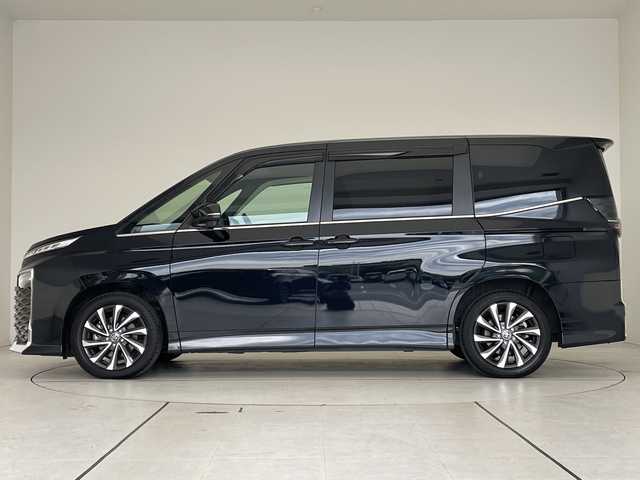 トヨタ ヴォクシー S－Z 愛知県 2023(令5)年 2.6万km アティチュードブラックマイカ 純正10.5型ディスプレイオーディオナビ/フリップダウンモニター/両側パワースライドドア/レーダークルーズコントロール/シートヒーター/バックカメラ/コーナーセンサー/純正アルミホイール/ETC2.0/LEDヘッドライト/リアオートエアコン/レーンキープアシスト/オートマチックハイビーム/衝突軽減システム/フルセグ/CD DVD/Bluetooth/ステアリングスイッチ/スマートキー/プッシュスタート