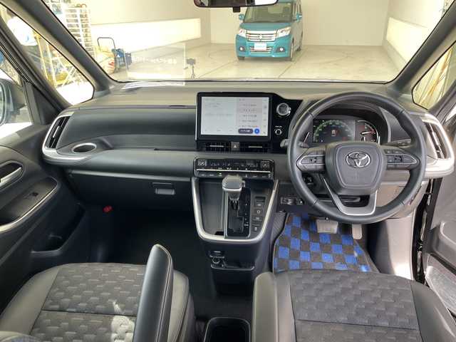 トヨタ ヴォクシー S－Z 愛知県 2023(令5)年 2.6万km アティチュードブラックマイカ 純正10.5型ディスプレイオーディオナビ/フリップダウンモニター/両側パワースライドドア/レーダークルーズコントロール/シートヒーター/バックカメラ/コーナーセンサー/純正アルミホイール/ETC2.0/LEDヘッドライト/リアオートエアコン/レーンキープアシスト/オートマチックハイビーム/衝突軽減システム/フルセグ/CD DVD/Bluetooth/ステアリングスイッチ/スマートキー/プッシュスタート