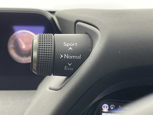 レクサス ＵＸ 250h バージョンL 埼玉県 2020(令2)年 7.7万km ソニッククォーツ サンルーフ　メーカーナビ　パノラミックビューモニター　ＢＳＭ　ビルトインＥＴＣ２．０　ドラレコ　茶レザー　レーダークルーズ　シートヒーター　ベンチレーション　ステアリングヒーター　ワイヤレス充電　TV