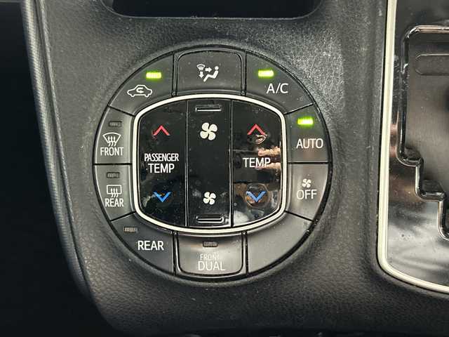 トヨタ ヴォクシー ZS 沖縄県 2014(平26)年 10.2万km シルバーM 禁煙車　/純正ナビ（CD BT ワンセグTV　ラジオ）/スマートキー　/プッシュスタート　/バックカメラ　/ビルトインETC　/両側電動スライドドア　/コーナーセンサー　/純正16インチアルミホイール　/オートライト
