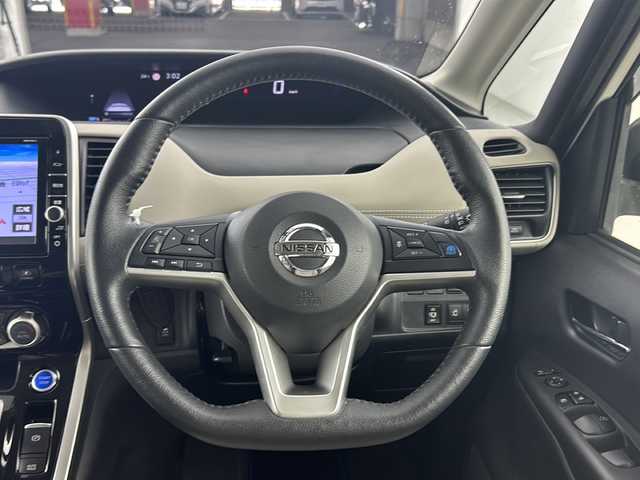 日産 セレナ e－パワー ハイウェイスター V 愛知県 2018(平30)年 3.6万km ブリリアントホワイトパール 純正SDナビ【Bluetooth CD DVD SD フルセグ　品番：MM518D-L】/アラウンドビューモニター/デジタルインナーミラー/ビルトインETC/プロパイロット/衝突軽減/レーンキープアシスト/前後コーナーセンサー/シートヒーター/オートパーキング/ステアリングヒーター/ハンズフリーオートスライドドア/両側パワースライドドア/リアサンシェード/純正ドライブレコーダー/純正フロアマット/15インチ純正アルミホイール/禁煙車
