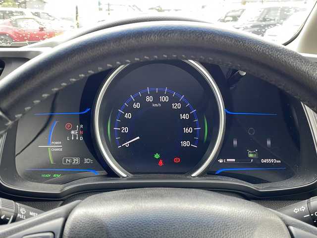 ホンダ フィット ハイブリット Lパッケージ 岐阜県 2013(平25)年 4.6万km ティンテッドシルバーM 登録時走行距離45593km/純正ＳＤナビ　/Bluetooth/バックカメラ　/ビルトインＥＴＣ　/オートライト　/横滑り防止装置　/ハーフレザー　/社外１６インチアルミホイール　/純正フロアマット　/プッシュスタート　/スマートキー　/スペアキー　/Ｗエアバッグ/フォグランプ/ドアバイザー