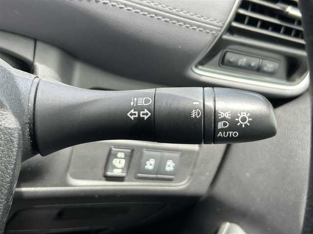 日産 セレナ ハイウェイスター V 鹿児島県 2020(令2)年 5.4万km ブリリアントホワイトパール 2トーン 純正ディーラーナビ/・フルセグ/CD/DVD/Bluetooth/プロパイロット/パーキングアシスト/全周囲カメラ/前方ドライブレコーダー/ETC/両側パワースライドドア/革巻きステアリング/オートライト/スマートキー/・プッシュスタート/LEDヘッドライト/純正アルミホイール/純正フロアマット