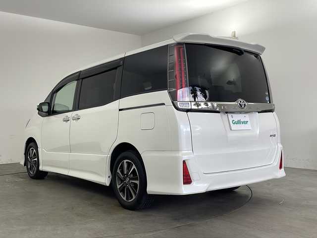 トヨタ ノア Si ダブルバイビー 兵庫県 2018(平30)年 8.4万km ホワイトパールクリスタルシャイン ・社外11インチナビ（EX11Z）CD/DVD/SD/BT/TV/・バックカメラ/・社外リアフリップダウンモニター/・ビルトインETC/・両側パワースライドドア/・Toyota　Safety　Sense/・プリクラッシュセーフティ/・レーンディパチャーアラート/・オートマチックハイビーム/・先行車発進告知機能/・クルーズコントロール/・横滑り防止装置/・アイドリングストップ/・ステアリングスイッチ/・LEDヘッドライト/・オートライト/・スマートキー/・LEDフォグランプ/・フロアマット/・純正16インチアルミホイール/・取扱説明書/・保証書