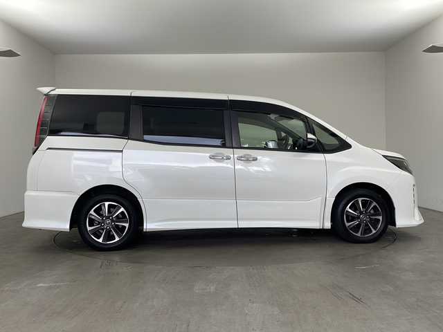 トヨタ ノア Si ダブルバイビー 兵庫県 2018(平30)年 8.4万km ホワイトパールクリスタルシャイン ・社外11インチナビ（EX11Z）CD/DVD/SD/BT/TV/・バックカメラ/・社外リアフリップダウンモニター/・ビルトインETC/・両側パワースライドドア/・Toyota　Safety　Sense/・プリクラッシュセーフティ/・レーンディパチャーアラート/・オートマチックハイビーム/・先行車発進告知機能/・クルーズコントロール/・横滑り防止装置/・アイドリングストップ/・ステアリングスイッチ/・LEDヘッドライト/・オートライト/・スマートキー/・LEDフォグランプ/・フロアマット/・純正16インチアルミホイール/・取扱説明書/・保証書