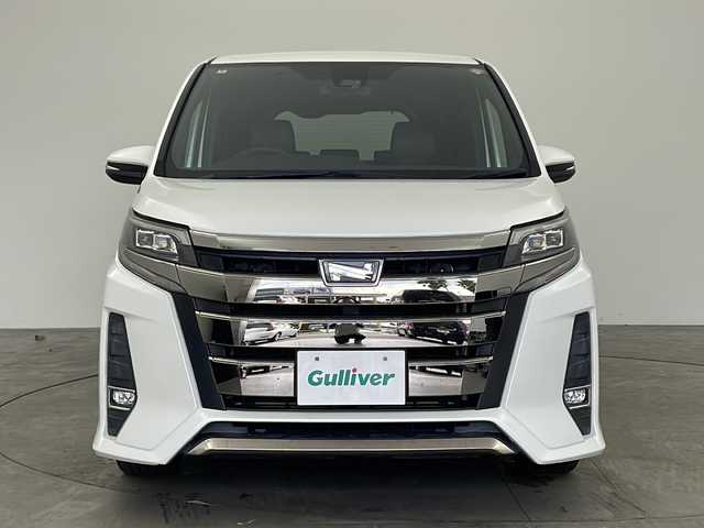 トヨタ ノア Si ダブルバイビー 兵庫県 2018(平30)年 8.4万km ホワイトパールクリスタルシャイン ・社外11インチナビ（EX11Z）CD/DVD/SD/BT/TV/・バックカメラ/・社外リアフリップダウンモニター/・ビルトインETC/・両側パワースライドドア/・Toyota　Safety　Sense/・プリクラッシュセーフティ/・レーンディパチャーアラート/・オートマチックハイビーム/・先行車発進告知機能/・クルーズコントロール/・横滑り防止装置/・アイドリングストップ/・ステアリングスイッチ/・LEDヘッドライト/・オートライト/・スマートキー/・LEDフォグランプ/・フロアマット/・純正16インチアルミホイール/・取扱説明書/・保証書