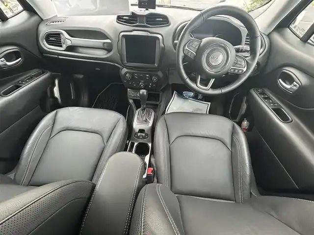 クライスラー・ジープ ジープ レネゲード リミテッド 高知県 2022(令4)年 2.3万km ブラック ワンオーナー/純正HDDナビ/【AM/FM/BT/フルセグTV】/バックカメラ/アダプティブクルーズコントロール/衝突被害軽減ブレーキ/パーキングサポートブレーキ/車線逸脱警報/車線逸脱制御/D/N席パワーシート/レザーシート/シートヒーター/コーナー、バックセンサー/前後ドライブレコーダー/ステアリングヒーター