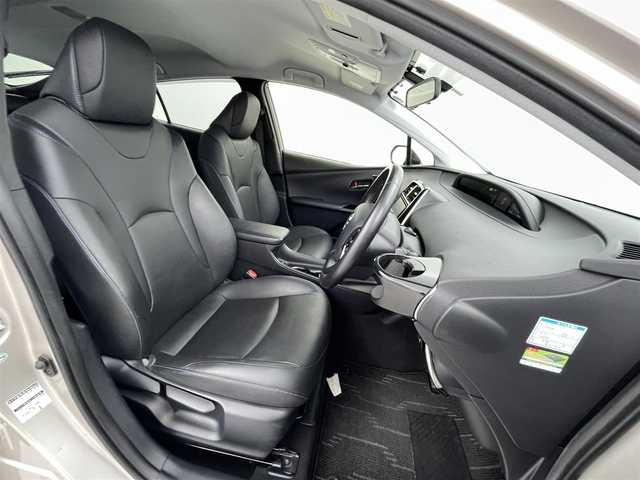 トヨタ プリウス S ツーリングセレクション 熊本県 2016(平28)年 5.6万km スティールブロンドM 純正９インチナビDSZT-YC4T（ＣＤ・ＤＶＤ・フルセグ・ＢＴ・ＳＤ）/バックカメラ　/社外前方ドライブレコーダー　/ビルトインＥＴＣ　/前席シートヒーター　/横滑り防止/アイドリングストップ/電動格納ミラー/パワーウインドウ/パワーステアリング　/純正フロアマット　/純正１７インチＡＷ　/オートライト/LEDヘッドライト/フォグライト/スマートキー/プッシュスタート/スペアキー1本