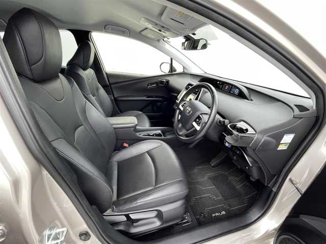トヨタ プリウス S ツーリングセレクション 熊本県 2016(平28)年 5.6万km スティールブロンドM 純正９インチナビDSZT-YC4T（ＣＤ・ＤＶＤ・フルセグ・ＢＴ・ＳＤ）/バックカメラ　/社外前方ドライブレコーダー　/ビルトインＥＴＣ　/前席シートヒーター　/横滑り防止/アイドリングストップ/電動格納ミラー/パワーウインドウ/パワーステアリング　/純正フロアマット　/純正１７インチＡＷ　/オートライト/LEDヘッドライト/フォグライト/スマートキー/プッシュスタート/スペアキー1本