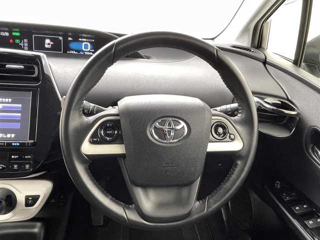 トヨタ プリウス S ツーリングセレクション 熊本県 2016(平28)年 5.6万km スティールブロンドM 純正９インチナビDSZT-YC4T（ＣＤ・ＤＶＤ・フルセグ・ＢＴ・ＳＤ）/バックカメラ　/社外前方ドライブレコーダー　/ビルトインＥＴＣ　/前席シートヒーター　/横滑り防止/アイドリングストップ/電動格納ミラー/パワーウインドウ/パワーステアリング　/純正フロアマット　/純正１７インチＡＷ　/オートライト/LEDヘッドライト/フォグライト/スマートキー/プッシュスタート/スペアキー1本