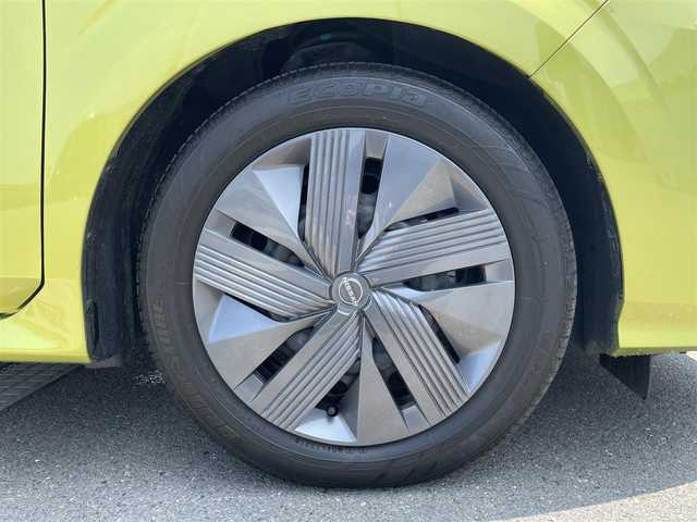 日産 ノート X 群馬県 2021(令3)年 1.7万km オリーブグリーン 安全装備/・衝突軽減ブレーキ/・プロパイロット/・インテリジェントルーム/・アラウンドビューモニター/・コーナーセンサー/・SOSコール/・オートマチックハイビーム/・オートライト/日産コネクト９インチワイドナビ/・AM/FM/Bluetooth/・USB/HDMI/フルセグTV/・置くだけ充電/オートホールド/純正フォグランプ/純正ドラレコ/純正ビルトインETC2.0/純正セキリュティーパック/純正フロアマット/スマートキー/プッシュスタート
