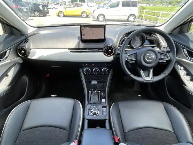 マツダ ＣＸ－３ 15S スーパー エッジー 佐賀県 2023(令5)年 1.3万km パールⅡ ワンオーナー/マツダコネクト純正ナビゲーション/・BT CD DVD AM FM フルセグTV/・Apple Car Play/Android Auto/360°ビューモニター/ビルトインETC/前後ドライブレコーダー/ブラックルーフ/ブラック/ホワイト合皮シート/・D席メモリ付パワーシート/・DN席シートヒーター/革巻きステアリング/・ステアリングヒーター/・ステアリングリモコン/・パドルシフト/ヘッドアップディスプレイ/アダプティブLEDヘッドランプ/・ハイビームコントロールシステム/スマートキー/純正18インチアルミホイール/純正フロアマット/新車保証書/取扱説明書/スペアキー1本あり/アドバンスドスマートシティブレーキサポート/後退時スマートシティブレーキサポート/AT誤発進抑制制御/全車速追従機能付レーダークルーズコントロール/ブラインドスポットモニタリング/パーキングセンサー/車線逸脱警報システム/ドライバーアテンションアラート