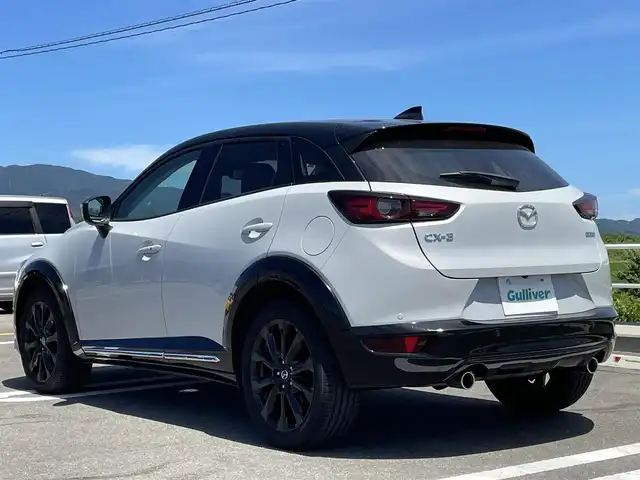 マツダ ＣＸ－３ 15S スーパー エッジー 佐賀県 2023(令5)年 1.3万km パールⅡ ワンオーナー/マツダコネクト純正ナビゲーション/・BT CD DVD AM FM フルセグTV/・Apple Car Play/Android Auto/360°ビューモニター/ビルトインETC/前後ドライブレコーダー/ブラックルーフ/ブラック/ホワイト合皮シート/・D席メモリ付パワーシート/・DN席シートヒーター/革巻きステアリング/・ステアリングヒーター/・ステアリングリモコン/・パドルシフト/ヘッドアップディスプレイ/アダプティブLEDヘッドランプ/・ハイビームコントロールシステム/スマートキー/純正18インチアルミホイール/純正フロアマット/新車保証書/取扱説明書/スペアキー1本あり/アドバンスドスマートシティブレーキサポート/後退時スマートシティブレーキサポート/AT誤発進抑制制御/全車速追従機能付レーダークルーズコントロール/ブラインドスポットモニタリング/パーキングセンサー/車線逸脱警報システム/ドライバーアテンションアラート