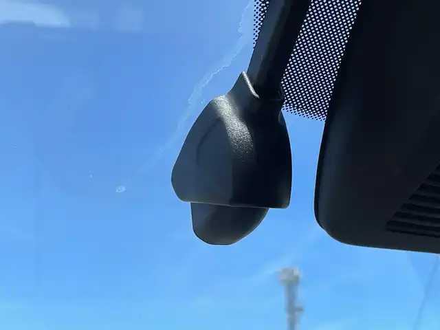 マツダ ＣＸ－３ 15S スーパー エッジー 佐賀県 2023(令5)年 1.3万km パールⅡ ワンオーナー/マツダコネクト純正ナビゲーション/・BT CD DVD AM FM フルセグTV/・Apple Car Play/Android Auto/360°ビューモニター/ビルトインETC/前後ドライブレコーダー/ブラックルーフ/ブラック/ホワイト合皮シート/・D席メモリ付パワーシート/・DN席シートヒーター/革巻きステアリング/・ステアリングヒーター/・ステアリングリモコン/・パドルシフト/ヘッドアップディスプレイ/アダプティブLEDヘッドランプ/・ハイビームコントロールシステム/スマートキー/純正18インチアルミホイール/純正フロアマット/新車保証書/取扱説明書/スペアキー1本あり/アドバンスドスマートシティブレーキサポート/後退時スマートシティブレーキサポート/AT誤発進抑制制御/全車速追従機能付レーダークルーズコントロール/ブラインドスポットモニタリング/パーキングセンサー/車線逸脱警報システム/ドライバーアテンションアラート