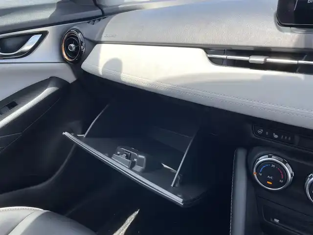 マツダ ＣＸ－３ 15S スーパー エッジー 佐賀県 2023(令5)年 1.3万km パールⅡ ワンオーナー/マツダコネクト純正ナビゲーション/・BT CD DVD AM FM フルセグTV/・Apple Car Play/Android Auto/360°ビューモニター/ビルトインETC/前後ドライブレコーダー/ブラックルーフ/ブラック/ホワイト合皮シート/・D席メモリ付パワーシート/・DN席シートヒーター/革巻きステアリング/・ステアリングヒーター/・ステアリングリモコン/・パドルシフト/ヘッドアップディスプレイ/アダプティブLEDヘッドランプ/・ハイビームコントロールシステム/スマートキー/純正18インチアルミホイール/純正フロアマット/新車保証書/取扱説明書/スペアキー1本あり/アドバンスドスマートシティブレーキサポート/後退時スマートシティブレーキサポート/AT誤発進抑制制御/全車速追従機能付レーダークルーズコントロール/ブラインドスポットモニタリング/パーキングセンサー/車線逸脱警報システム/ドライバーアテンションアラート