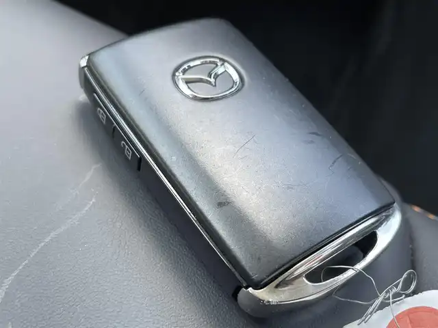 マツダ ＣＸ－３ 15S スーパー エッジー 佐賀県 2023(令5)年 1.3万km パールⅡ ワンオーナー/マツダコネクト純正ナビゲーション/・BT CD DVD AM FM フルセグTV/・Apple Car Play/Android Auto/360°ビューモニター/ビルトインETC/前後ドライブレコーダー/ブラックルーフ/ブラック/ホワイト合皮シート/・D席メモリ付パワーシート/・DN席シートヒーター/革巻きステアリング/・ステアリングヒーター/・ステアリングリモコン/・パドルシフト/ヘッドアップディスプレイ/アダプティブLEDヘッドランプ/・ハイビームコントロールシステム/スマートキー/純正18インチアルミホイール/純正フロアマット/新車保証書/取扱説明書/スペアキー1本あり/アドバンスドスマートシティブレーキサポート/後退時スマートシティブレーキサポート/AT誤発進抑制制御/全車速追従機能付レーダークルーズコントロール/ブラインドスポットモニタリング/パーキングセンサー/車線逸脱警報システム/ドライバーアテンションアラート