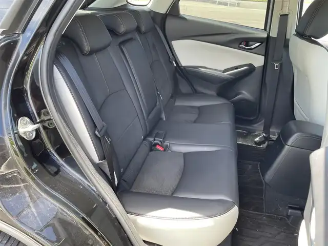 マツダ ＣＸ－３ 15S スーパー エッジー 佐賀県 2023(令5)年 1.3万km パールⅡ ワンオーナー/マツダコネクト純正ナビゲーション/・BT CD DVD AM FM フルセグTV/・Apple Car Play/Android Auto/360°ビューモニター/ビルトインETC/前後ドライブレコーダー/ブラックルーフ/ブラック/ホワイト合皮シート/・D席メモリ付パワーシート/・DN席シートヒーター/革巻きステアリング/・ステアリングヒーター/・ステアリングリモコン/・パドルシフト/ヘッドアップディスプレイ/アダプティブLEDヘッドランプ/・ハイビームコントロールシステム/スマートキー/純正18インチアルミホイール/純正フロアマット/新車保証書/取扱説明書/スペアキー1本あり/アドバンスドスマートシティブレーキサポート/後退時スマートシティブレーキサポート/AT誤発進抑制制御/全車速追従機能付レーダークルーズコントロール/ブラインドスポットモニタリング/パーキングセンサー/車線逸脱警報システム/ドライバーアテンションアラート