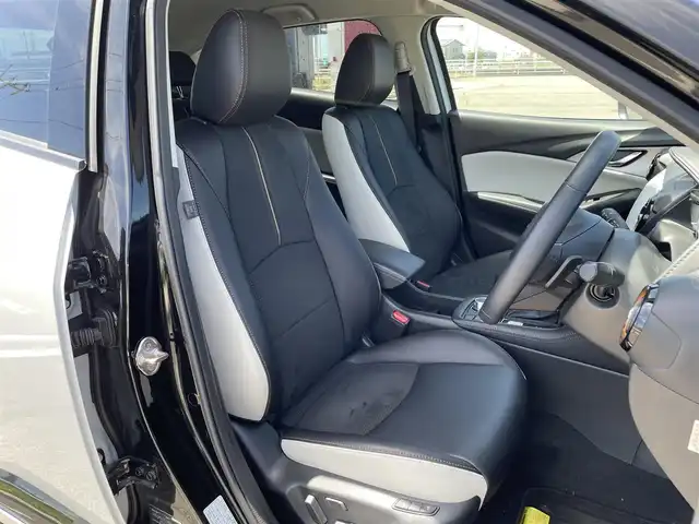 マツダ ＣＸ－３ 15S スーパー エッジー 佐賀県 2023(令5)年 1.3万km パールⅡ ワンオーナー/マツダコネクト純正ナビゲーション/・BT CD DVD AM FM フルセグTV/・Apple Car Play/Android Auto/360°ビューモニター/ビルトインETC/前後ドライブレコーダー/ブラックルーフ/ブラック/ホワイト合皮シート/・D席メモリ付パワーシート/・DN席シートヒーター/革巻きステアリング/・ステアリングヒーター/・ステアリングリモコン/・パドルシフト/ヘッドアップディスプレイ/アダプティブLEDヘッドランプ/・ハイビームコントロールシステム/スマートキー/純正18インチアルミホイール/純正フロアマット/新車保証書/取扱説明書/スペアキー1本あり/アドバンスドスマートシティブレーキサポート/後退時スマートシティブレーキサポート/AT誤発進抑制制御/全車速追従機能付レーダークルーズコントロール/ブラインドスポットモニタリング/パーキングセンサー/車線逸脱警報システム/ドライバーアテンションアラート